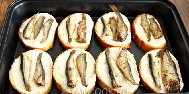 Рецепт бутербродов горячих со шпротами