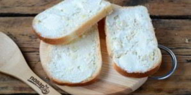 Рецепт бутербродов под сырно-томатной подушкой