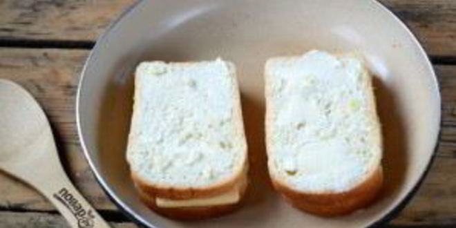 Рецепт бутербродов под сырно-томатной подушкой