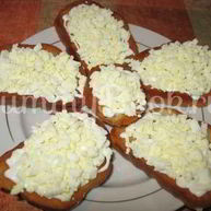 Рецепт Бутербродов с чесноком и рубленым яйцом