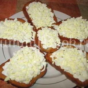 Рецепт Бутербродов с чесноком и рубленым яйцом