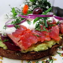 Бутерброды с лососем, свеклой и авокадо
