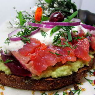 Рецепт Бутербродов с лососем, свеклой и авокадо