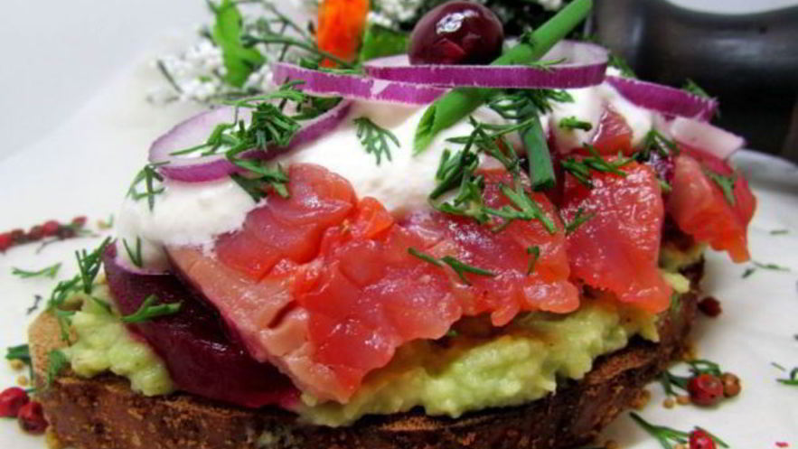 Рецепт бутербродов с лососем, свеклой и авокадо