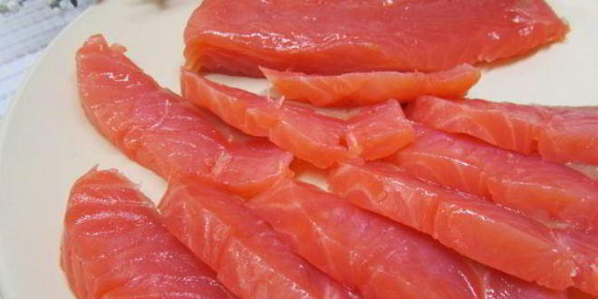 Рецепт бутербродов с лососем, свеклой и авокадо