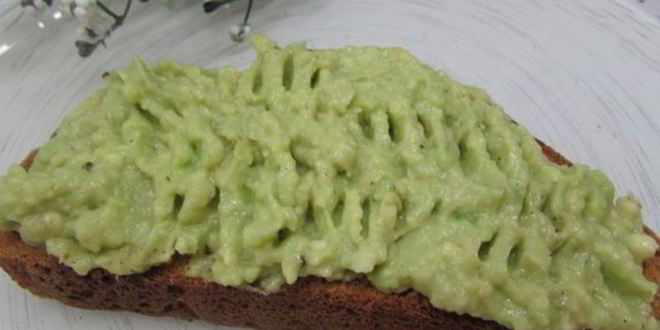 Рецепт бутербродов с лососем, свеклой и авокадо