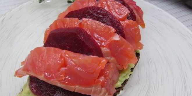 Рецепт бутербродов с лососем, свеклой и авокадо