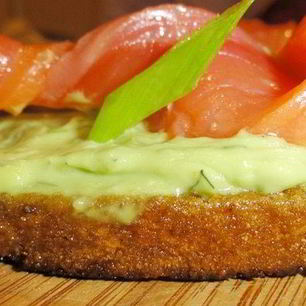 Рецепт Бутербродов с малосольной семгой и авокадо