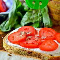 Рецепт Бутербродов с помидорами и чесноком