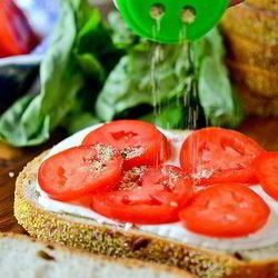 Рецепт Бутербродов с помидорами и чесноком