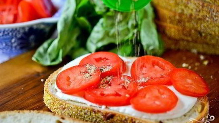 Рецепт бутербродов с помидорами и чесноком
