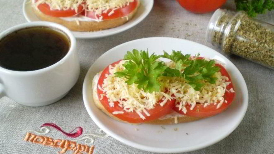 Рецепт бутербродов с сыром и помидорами