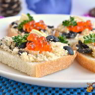 Рецепт Бутербродов с сыром, оливками и красной икрой