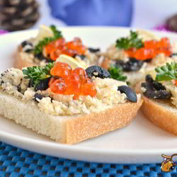 Рецепт Бутербродов с сыром, оливками и красной икрой