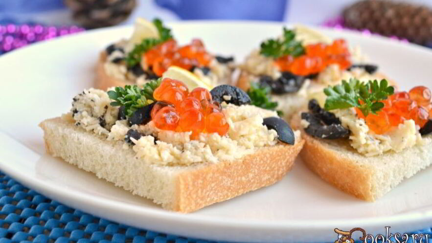 Рецепт бутербродов с сыром, оливками и красной икрой