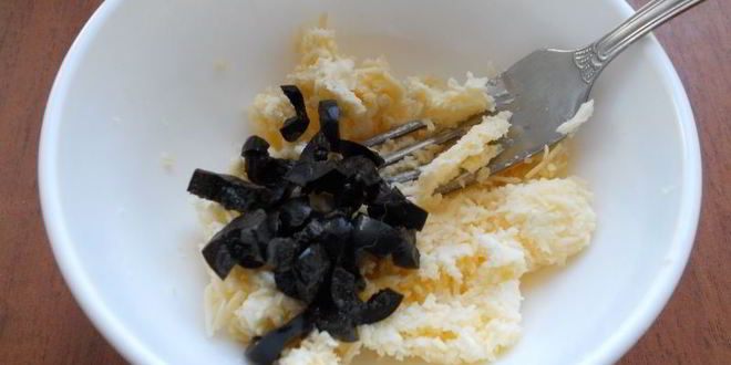 Рецепт бутербродов с сыром, оливками и красной икрой