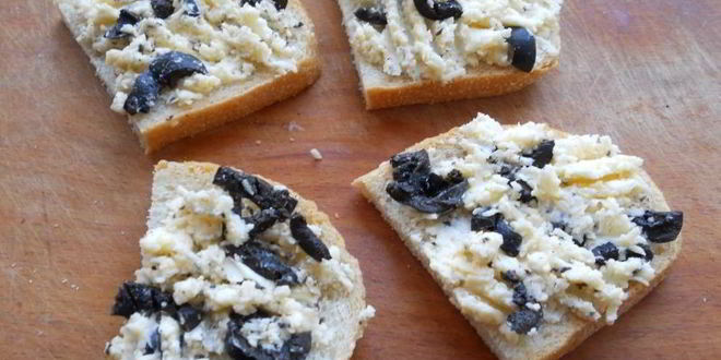 Рецепт бутербродов с сыром, оливками и красной икрой