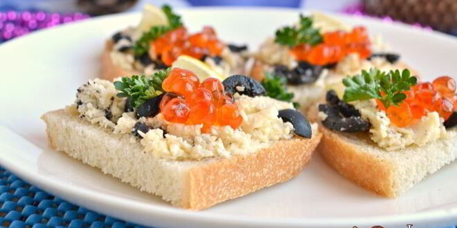 Рецепт бутербродов с сыром, оливками и красной икрой