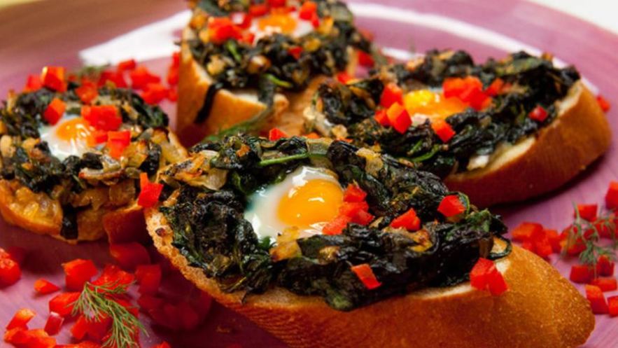 Рецепт бутербродов со шпинатом и перепелиным яйцом