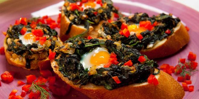 Рецепт бутербродов со шпинатом и перепелиным яйцом