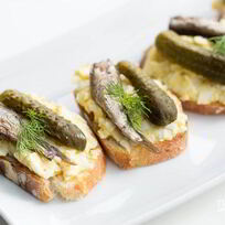 Бутерброды со шпротами и соленым огурцом