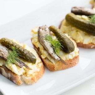 Рецепт Бутербродов со шпротами и соленым огурцом