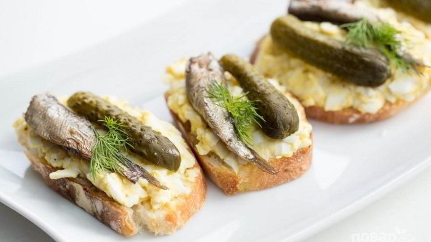 Рецепт бутербродов со шпротами и соленым огурцом