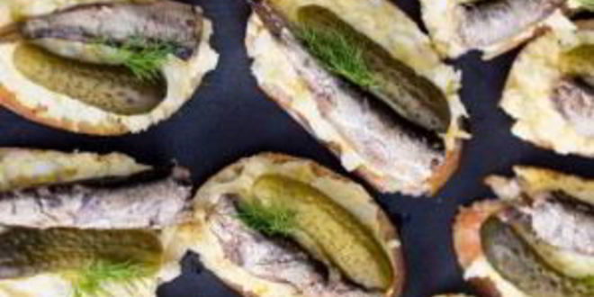 Рецепт бутербродов со шпротами и соленым огурцом