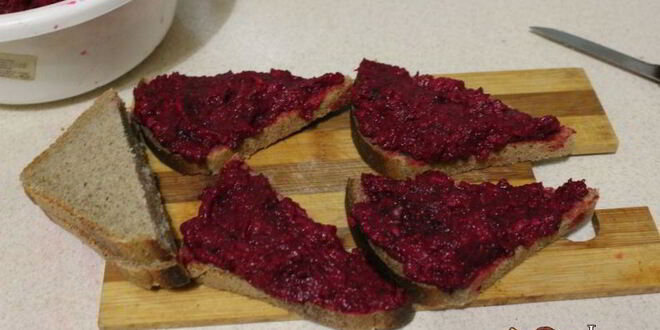 Рецепт бутербродов со свекольно-селедочной намазкой