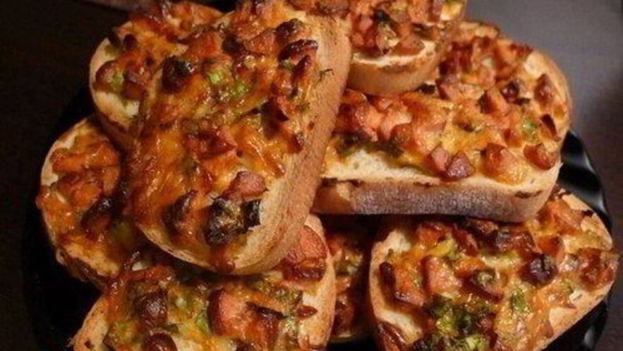 Рецепт быстрых горячих бутербродов с колбасой и сыром