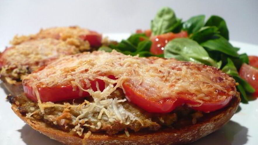 Рецепт горячих бутербродов с баклажаново-кунжутной икрой и томатами