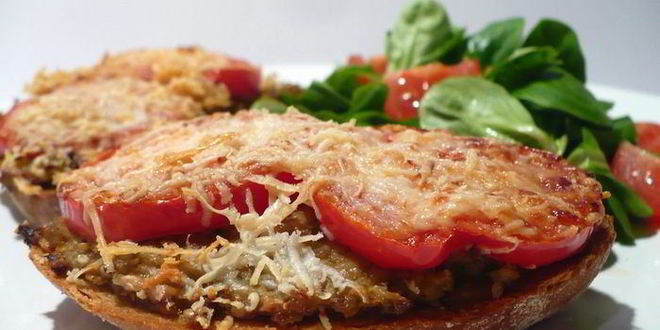 Рецепт горячих бутербродов с баклажаново-кунжутной икрой и томатами