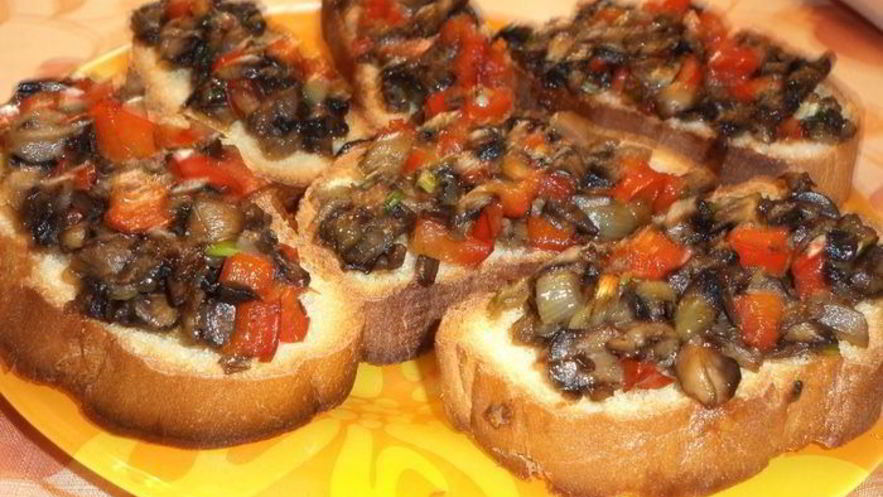 Рецепт горячих бутербродов с грибами и сладким перцем