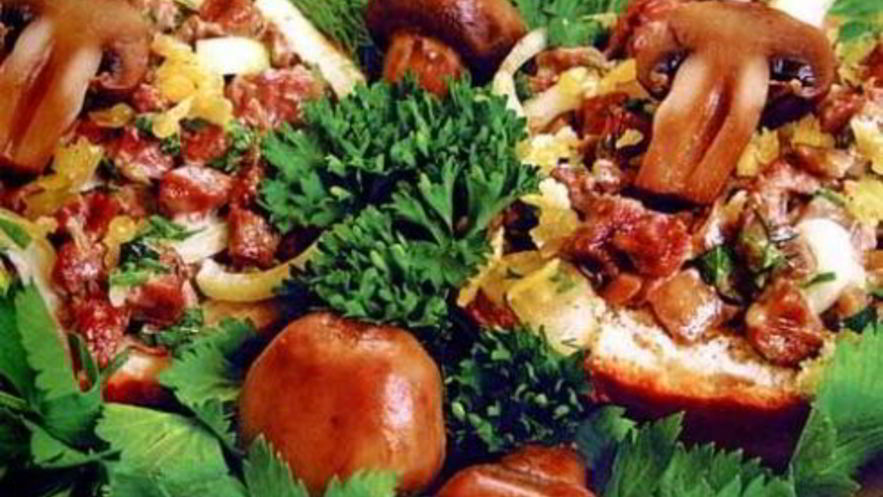Рецепт горячих бутербродов с мясом и грибами