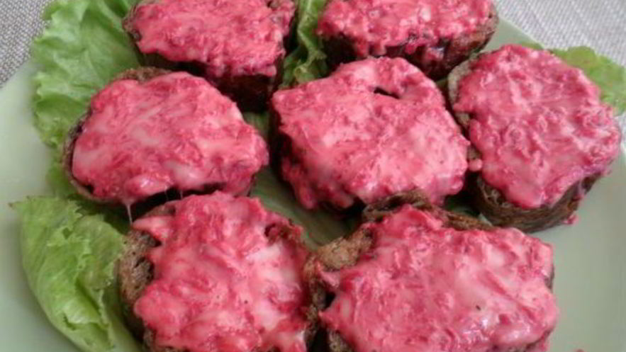 Рецепт горячих бутербродов со свеклой и сыром