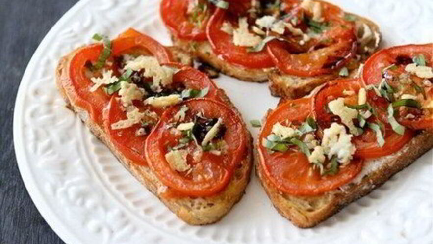 Рецепт хрустящих бутербродов с запеченными помидорами и сыром