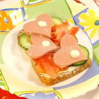 Бутерброды с колбасой