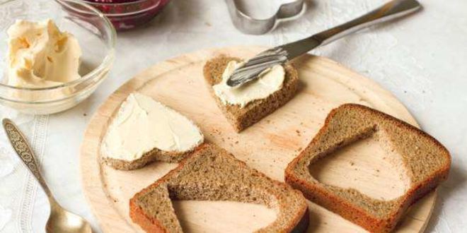 Рецепт романтических бутербродов на завтрак в виде сердца