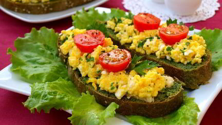 Рецепт Зеленых бутербродов с омлетом и брынзой