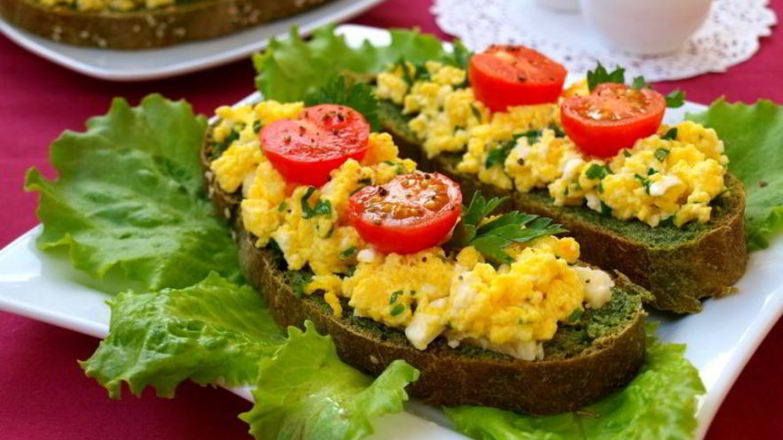 Рецепт зеленых бутербродов с омлетом и брынзой