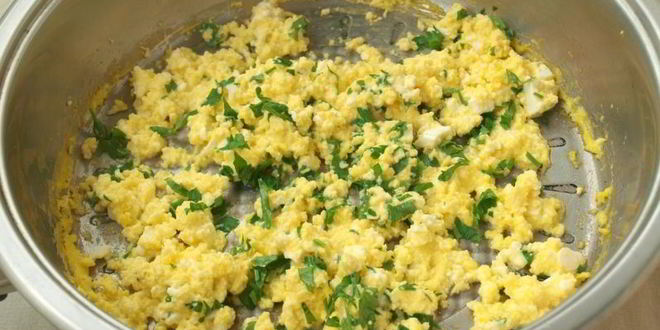 Рецепт зеленых бутербродов с омлетом и брынзой