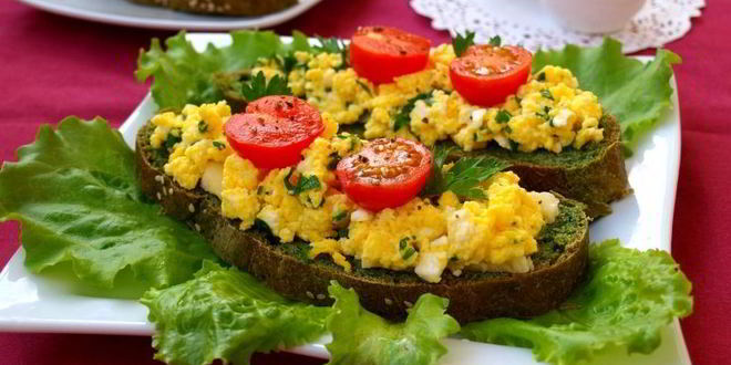 Рецепт зеленых бутербродов с омлетом и брынзой