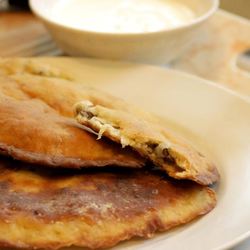 Рецепт Чебурека с начинкой из баранины и брынзы с чесночным соусом