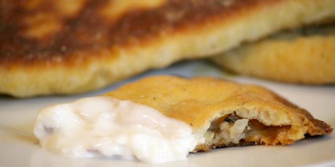 Рецепт чебурека с начинкой из баранины и брынзы с чесночным соусом