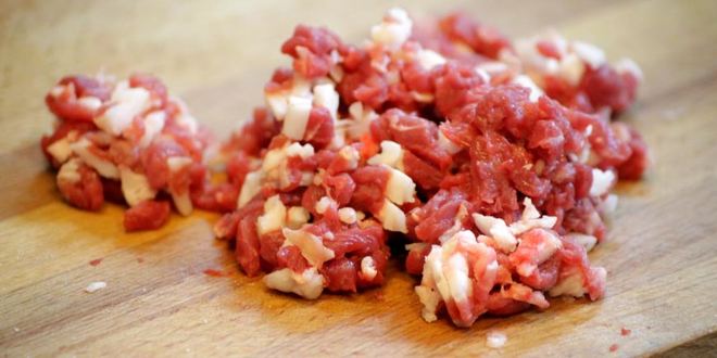 Рецепт чебурека с начинкой из баранины и брынзы с чесночным соусом