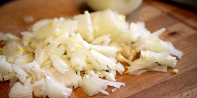 Рецепт чебурека с начинкой из баранины и брынзы с чесночным соусом