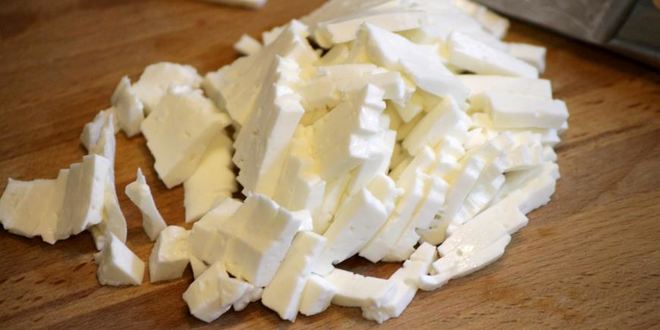 Рецепт чебурека с начинкой из баранины и брынзы с чесночным соусом