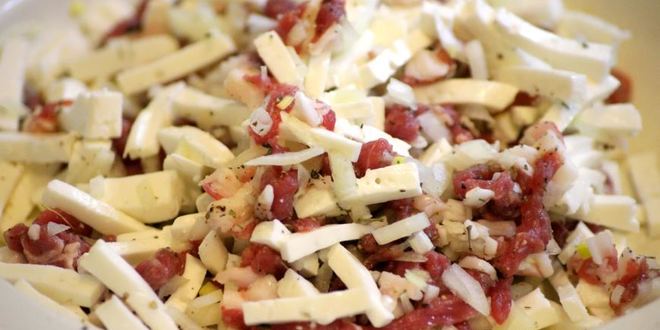 Рецепт чебурека с начинкой из баранины и брынзы с чесночным соусом