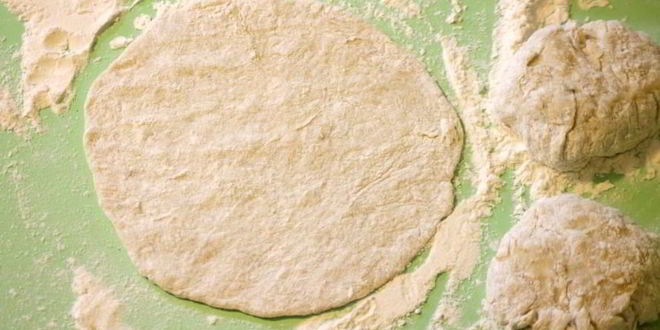 Рецепт чебурека с начинкой из баранины и брынзы с чесночным соусом