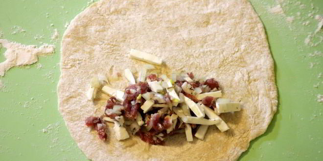 Рецепт чебурека с начинкой из баранины и брынзы с чесночным соусом